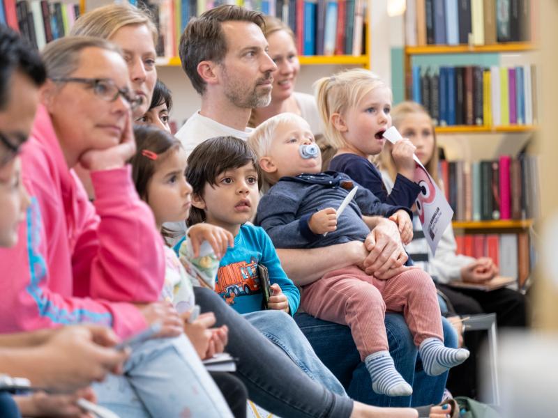 Børnefamilier ved trappen på Flensborg Bibliotek