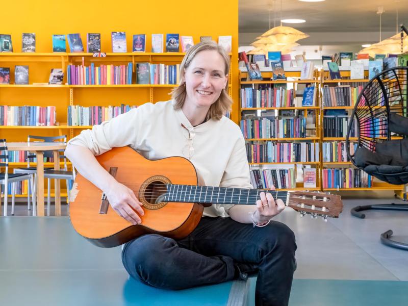 Børnebibliotekar Anne-Marie med sin guitar på Flensborg Bibliotek