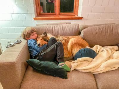 Theo og Elli hygger på sofaen