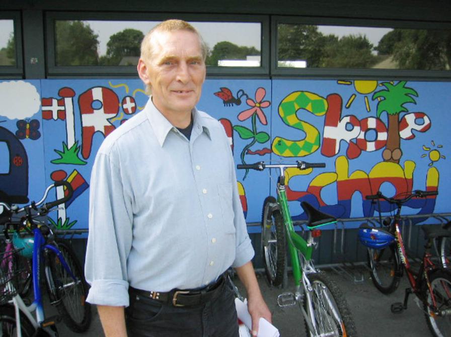 Jörgen Jensen Hahn foran Risum Skole / Risem Schölj